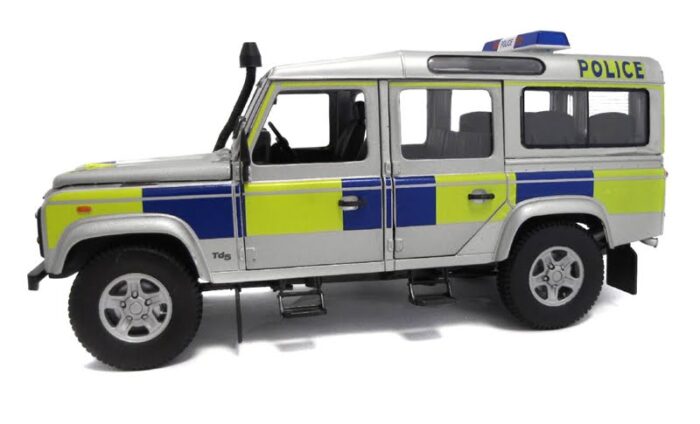 Uh3885 Land Rover Defender 110 Td5 (Police Battenberg Livery) Limited Edition 999 Pcs Land Rover Model-Scale - 1/18 Diecast Mod