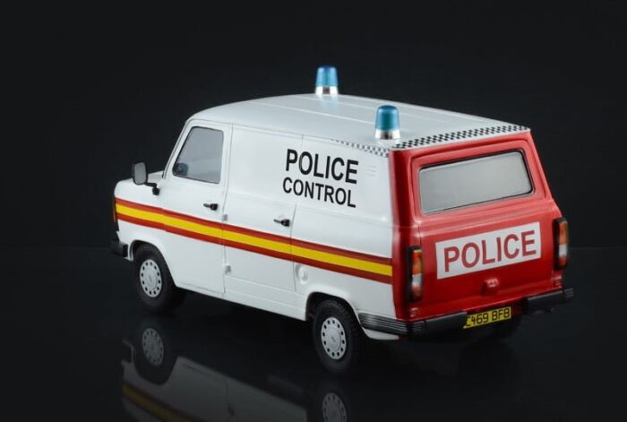 FORD TRANSIT UK POLICE 1/24 Scale Kit